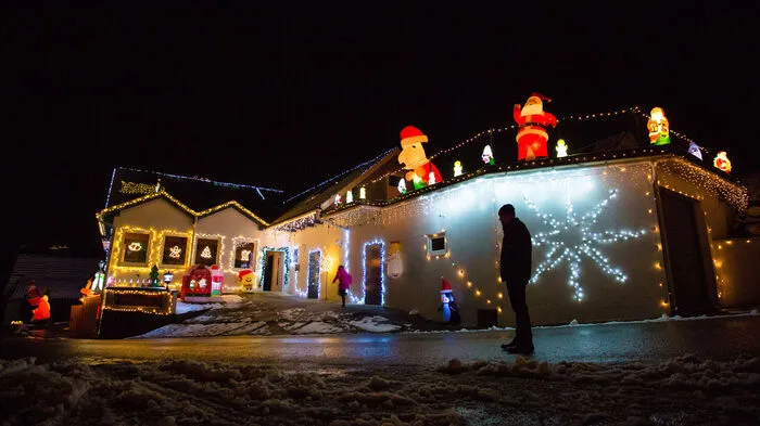 In Schattauberg (Gemeinde Ilztal) hat Manfred Gradwohl rund um sein Haus eine Weihnachtswunderwelt gestaltet.