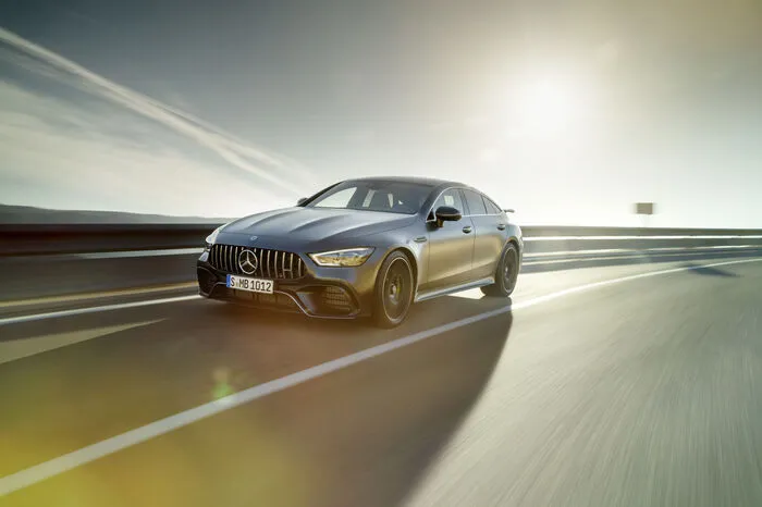 So viel zur Optik, jetzt zur Sache: Der 4-Liter-V8-Biturbobenziner liefert GT 63 S 639 PS und ein maximales Drehmoment von 900 Newtonmetern, das über ein breites Drehzahlband von 2500 bis 4500 U/min zur Verfügung steht. Die Beschleunigung des Topmodells von 0 auf 100 km/h liegt bei 3,2 Sekunden, die Höchstgeschwindigkeit bei 315 km/h. Im GT 63 stellt der V8 585 PS und 800 Newtonmeter auf die Räder und ist nur zwei Zehntel und fünf km/h langsamer.
