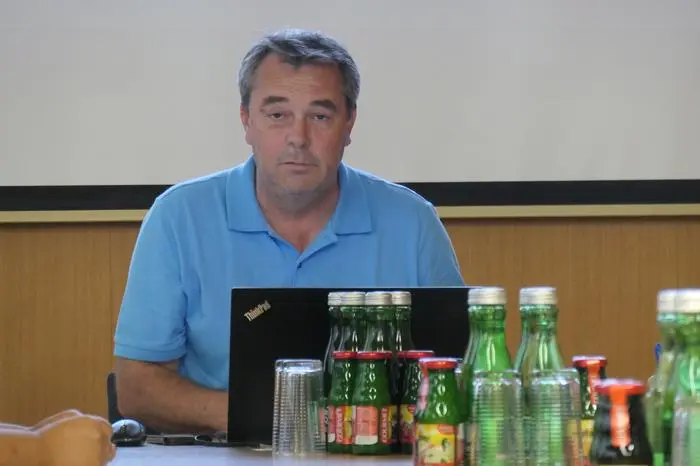 Bürgermeister Andreas Pfurner lässt die Sammelinseln in seiner Gemeinde abbauen