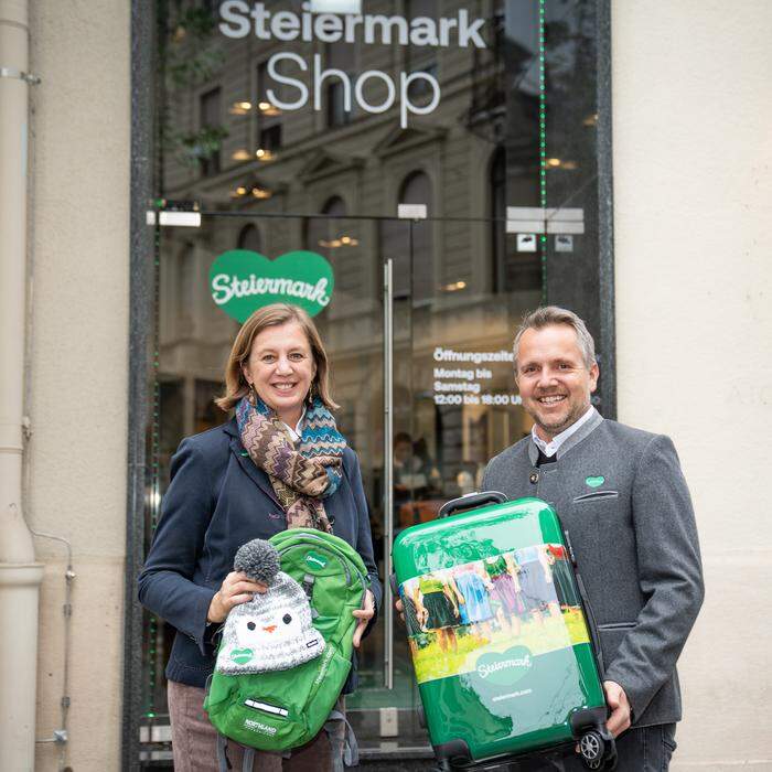 Tourismuslandesrätin Barbara Eibinger-Miedl und Michael Feiertag, Tourismus-Geschäftsführer vor dem neuen Steiermark Pop-up-Store (geöffnet bis 23. Dezember) in der Landhausgasse