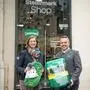 Tourismuslandesrätin Barbara Eibinger-Miedl und Michael Feiertag, Geschäftsführer des Steirischen Tourismus, vor dem neuen Steiermark Pop-up-Store (geöffnet bis 23. Dezember) in der Landhausgasse