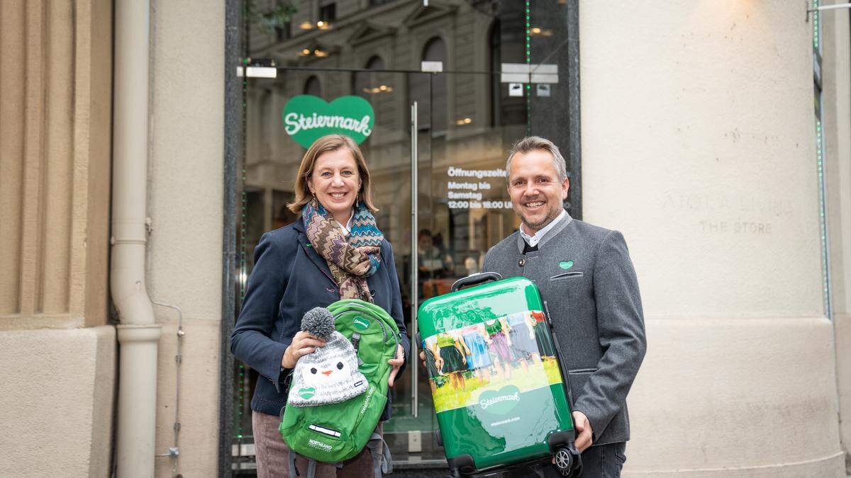 Tourismuslandesrätin Barbara Eibinger-Miedl und Michael Feiertag, Tourismus-Geschäftsführer vor dem neuen Steiermark Pop-up-Store (geöffnet bis 23. Dezember) in der Landhausgasse