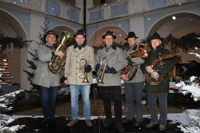 Klicken Sie sich durch die Fotos vom Adventmarkt in Piber.