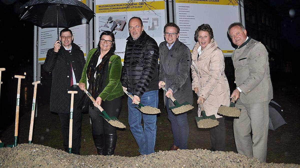 Spatenstich im Regen: Alfred Altersberger, Marika Lagger-Pöllinger, Architekt Egbert Laggner, Reinhard Bachl, Herma Hartweger, Josef Huber