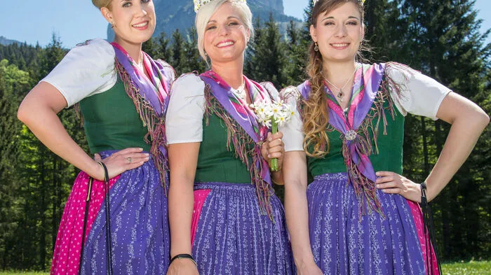 Das Narzissenfest ruft und lädt auch heuer zum Bummeln durch die Blüttenpracht. Bei schönstem Wetter gab es am Freitag noch ein Hoheiten-Fotoshooting.