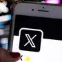 ABD0005_20231221 - BERLIN - DEUTSCHLAND: ARCHIV - 24.07.2023, Berlin: Auf dem offiziellen Profil der Plattform X auf dem Bildschirm eines Smartphones ist der weiße Buchstabe X auf schwarzem Hintergrund zu sehen. (zu dpa «Störung bei Elon Musks Twitter-Nachfolger X») Foto: Monika Skolimowska/dpa +++ dpa-Bildfunk +++. - FOTO: APA/dpa/Monika Skolimowska