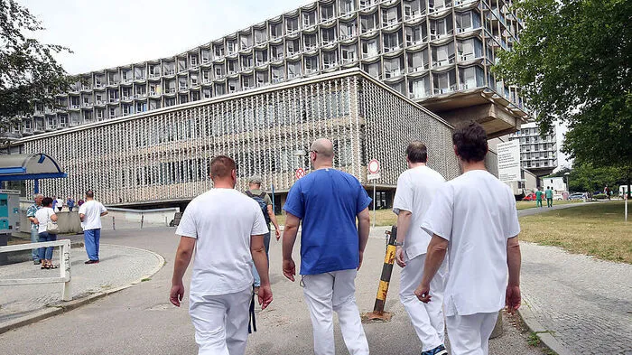 Personal vor dem Berliner Benjamin-Franklin-Krankenhaus