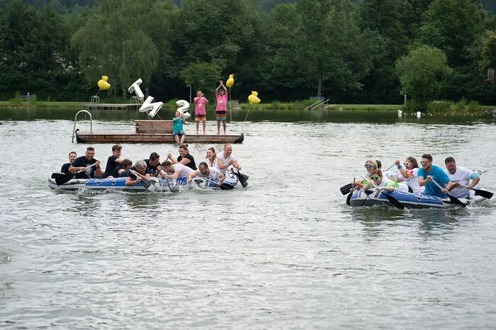 ... rund 200 Mitarbeiterinnen und Mitarbeiter von Kunden, Partnern und NTS paddelten im Kumberger Badesee um die Wette ...