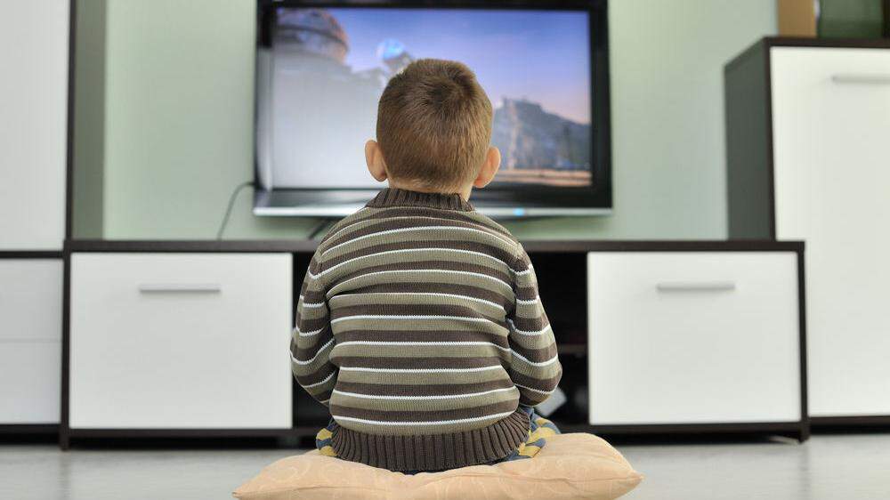 Strafen für Eltern, die ihre Kinder zu viel fernsehen lassen?