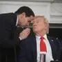 US-Außenminister Marco Rubio flüstert in Donald Trumps Ohr.