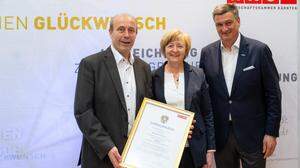Michael Polessnig mit seiner Frau Roswitha und Jürgen Mandl, Präsident der Wirtschaftskammer (von links)