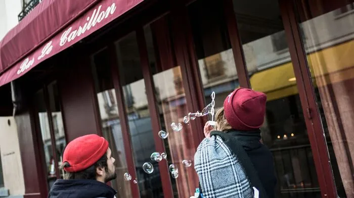 130 Menschen sind vor zwei Jahren bei einer Reihe von Terroranschlägen in Paris ums Leben gekommen, mehr als 350 wurden verletzt. Das offizielle Frankreich gedachte heute der Opfer.