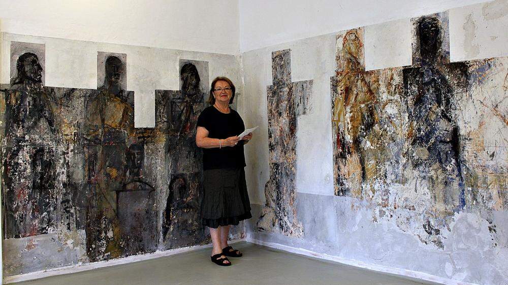 Marija Šikoronja vor den Oman-Fresken in ihrer Galerie in Rosegg/Rožek
