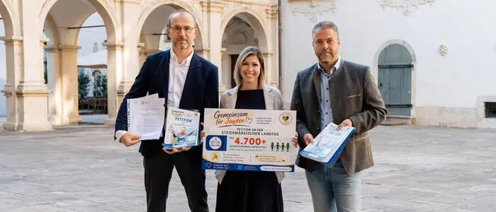 Gemeinsam mit Hubert Reininger von „Diabär“ (links) und dem Triebener Bürgermeister Klaus Herzmaier übergab Bianca Rohrer ihre Petition an den Landtag
