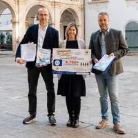 Gemeinsam mit Hubert Reininger von „Diabär“ (links) und dem Triebener Bürgermeister Klaus Herzmaier übergab Bianca Rohrer ihre Petition an den Landtag