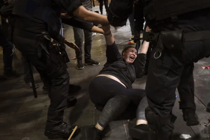 Auf Videos im Internet ist zudem zu sehen, wie Polizisten Schlagstöcke gegen Demonstranten einsetzen.