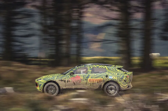Die ersten Prototypen des Allrad-Astons peitschen die Briten zu Beginn des Testprogramms recht spektakulär über die Rallyepisten von Wales.