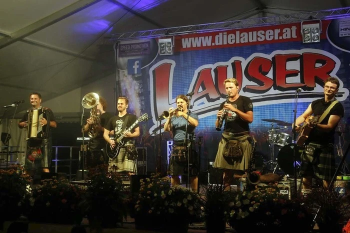 ...um "Die Lauser" im Schottenrock um Punkt 22 Uhr auf der Bühne willkommen zu heißen.
