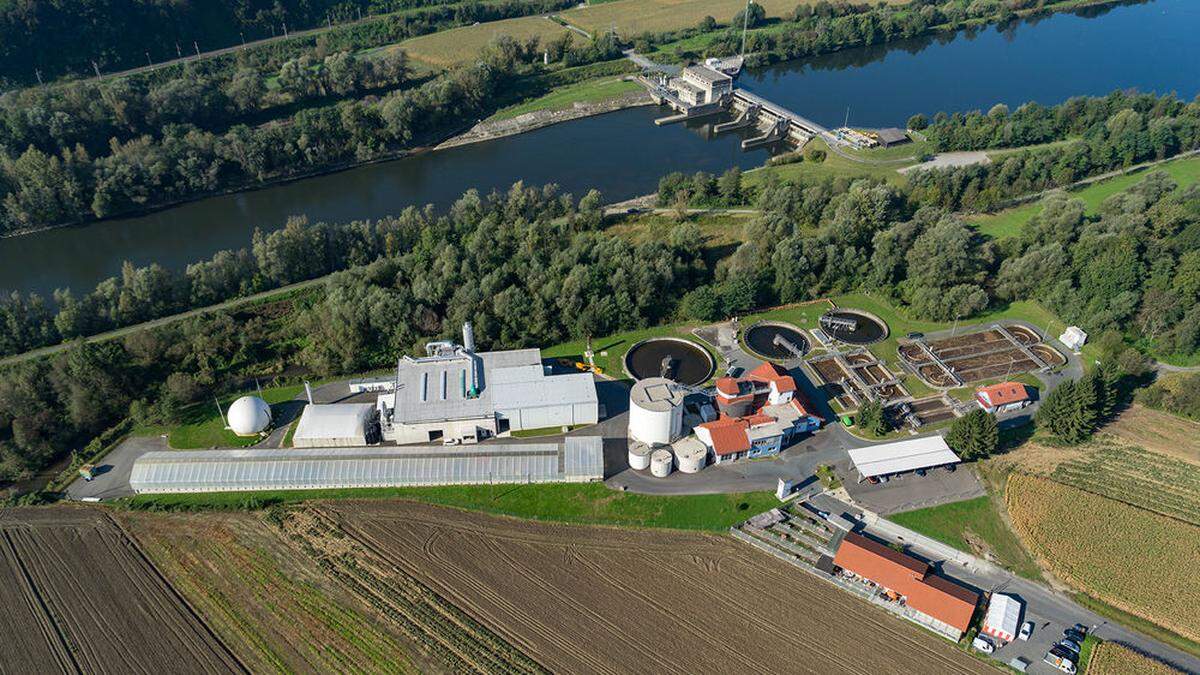 Rund 17 Millionen Euro wurden bisher in die Naturgasanlage in Straß investiert (die hellen Gebäude links im Bild)