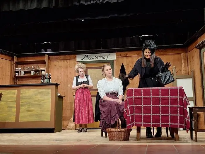 Mit viel Galgenhumor wird das Publikum bestens unterhalten