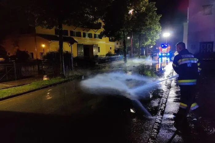 Der Weizbach war stellenweise über die Ufer getreten und verschlammte die Straßen rundum.