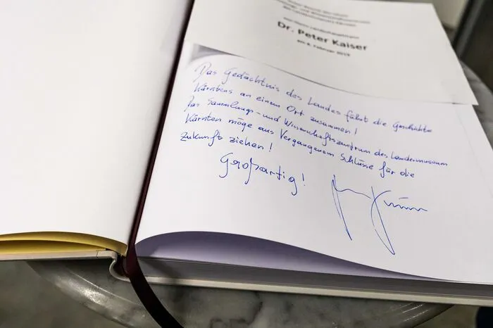 Landeshauptmann Peter Kaiser trug sich auch als Erster ins Gästebuch ein.