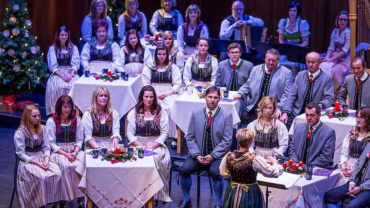 Sitzend präsentierte der Singkreis Seltenheim mit Leiter Karl Altmann (Mitte) sein Programm, eingebettet in faszinierende Lichtspiele. Hinten: Trio Knittlstreich