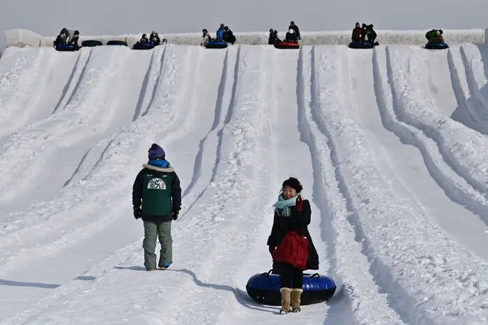 Unter anderem seien aus dem 60 Kilometer entfernten Niseko zehntausende Tonnen Eis und Schnee nach Sapporo transportiert worden.