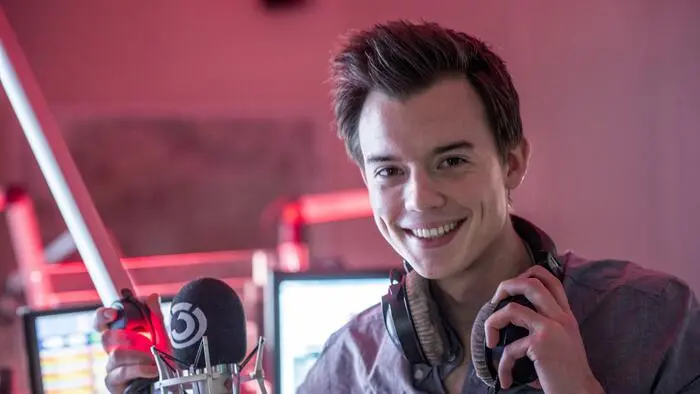 Bild zeigt Philipp Hansa vor dem Ö3-Mikrofon