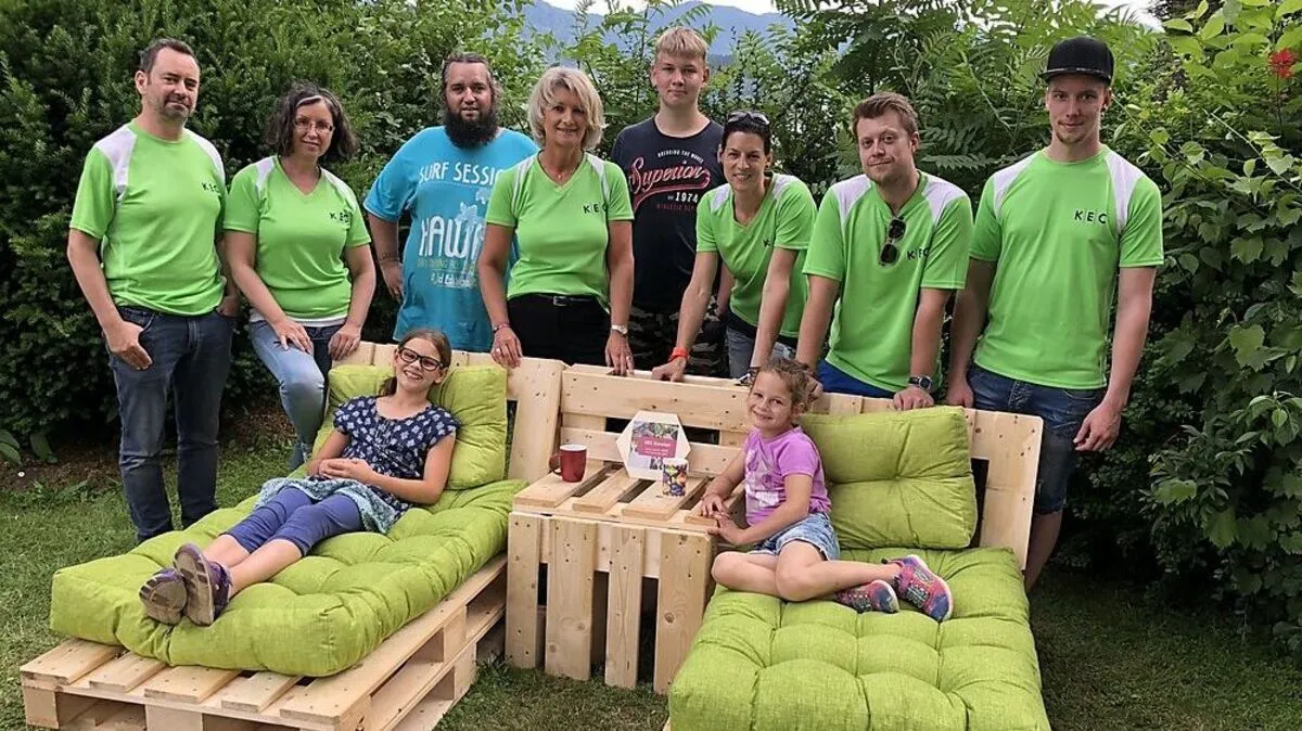 Das Team Kanzian Engineering & Consulting GmbH machte sich in Waiern ans Werk. Bei den Engagementtagen entstand eine Paletten-Lounge 