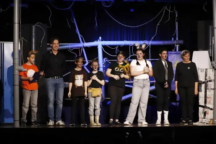 Unter der Regie von Gregor Huber glänzte das jugendliche Schauspieler-Sextett mit Tobias Huber, Ronja Krenn, Mia Weber, Luca Vollmann, Lea Sammer und Finn Six auf der Bühne.