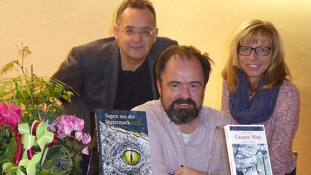 Autor Robert Preis (vorne) mit Reinhold Rollinger (Buchhandlung Leykam) und Bibliotheksleiterin Gabriela Mandl