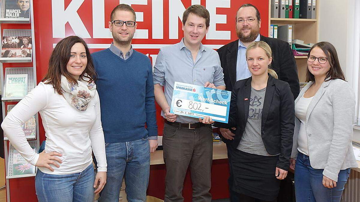 Kerstin Haindl, Christoph Nöhrer und Ortsteilbürgermeister Martin Postl übergaben die Spende an die Redakteure Harald Hofer, Susanne Rauschenbach und Daniela Buchegger