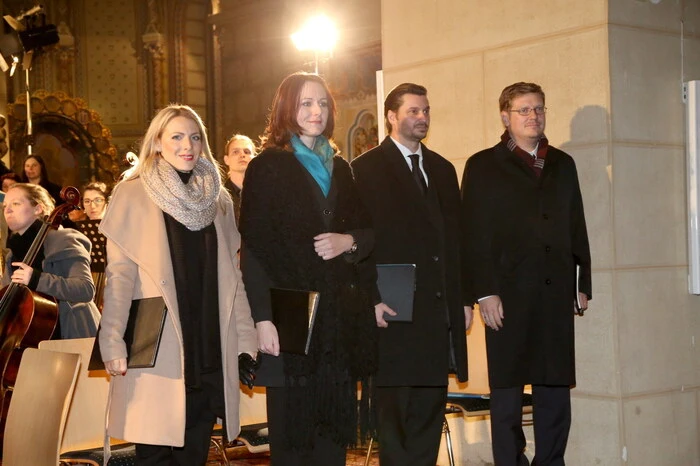 Als Solisten brillierten Jelena Widmann (Sopran), Jaroslava Pepper (Alt), Thomas Tischler (Tenor) und Josef Pepper (Bass). 