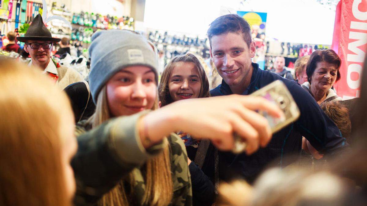 Benni Raich hatte bei seiner Autogrammstunde am Freitag viel zu tun: Selfies mit dem Olympiasieger waren angesagt