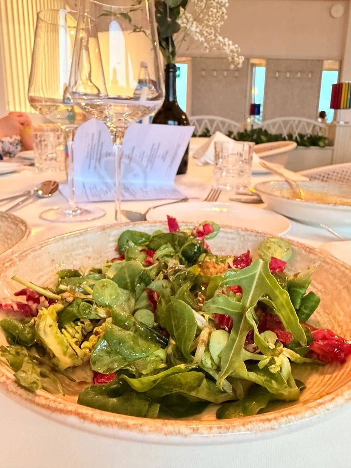 Hotelgäste stehen meterweit Schlange, um von Hausherr Hans Melcher Salatgerichte serviert zu bekommen.