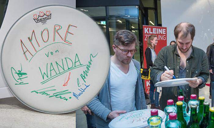 Beweisfoto: Das (gebrauchte!) Schlagzeugfell wurde von allen fünf Wanda-Musikern signiert