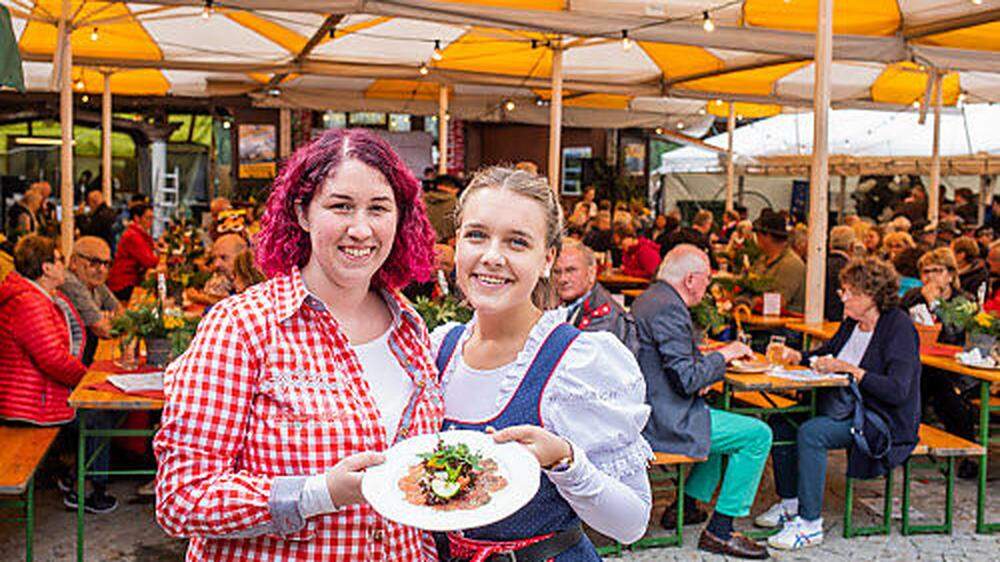 Nathalie Granögger und Theresa Beer servieren, wie auch das restliche Serviceteam, mit einem Lächeln die kulinarischen Kunstwerke aus der Glocknerlammfest-Küche 