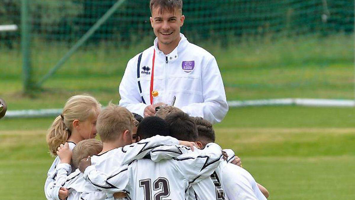 Daniel Mair (kniend mit den Kindern) und Daniel Steinwender hatten viel Spaß bei ihrem ersten Job als Trainer einer U6-Truppe 