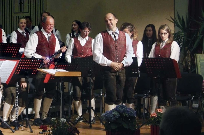 Den Taktstock für das 50-köpfige Blasmusikorchesters führte Kapellmeister Eduard Haider junior.