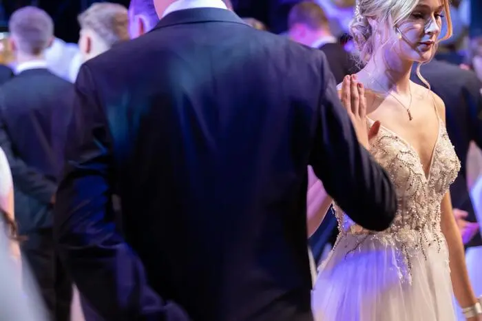 Gemeinsam mit ihren Familien und Freunden, Mitschülerinnen und Mitschüler sowie Professorinnen und Professoren und zahlreichen Gästen wurde der Samstagabend in eine wunderschöne Ballnacht verwandelt.