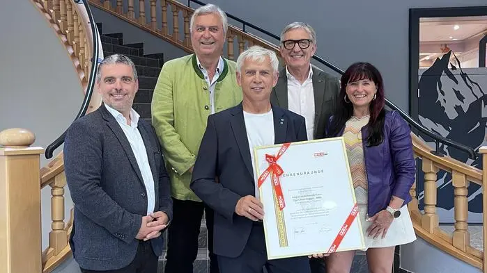 Egon Hierzegger bekam die Urkunde von Wirtschaftskammer-Steiermark-Präsident Josef Herk und Vertretern der Regionalstelle Ennstal-Salzkammergut überreicht