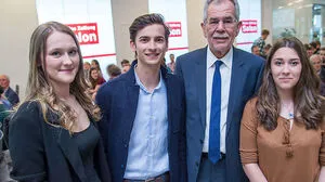 Judith Waltl, Sebastian Swoboda und Elisabeth Arzberger mit Alexander Van der Bellen