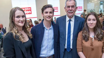 Judith Waltl, Sebastian Swoboda und Elisabeth Arzberger mit Alexander Van der Bellen