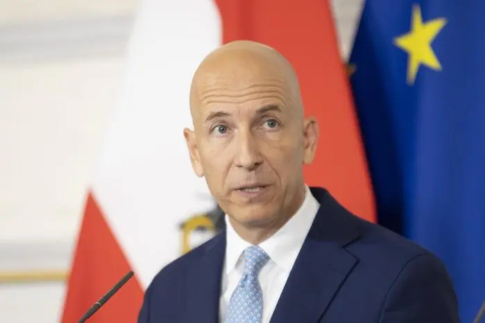 „Manchmal hat man das Gefühl, es wird zu viel darüber nachgedacht, was getan werden soll, damit nicht gearbeitet wird.“ - Für Martin Kocher, ÖVP-Arbeitsminister und früherer IHS-Chef, gehen sich die SPÖ-Forderungen beim Thema Arbeit nicht aus...