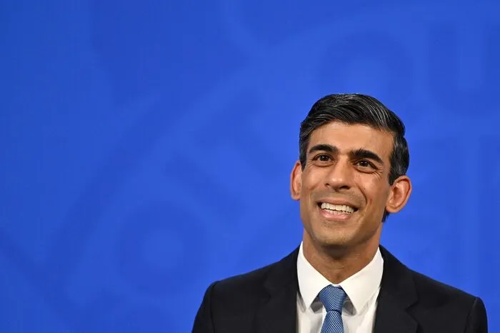 In seiner Zeit als Banker konnte Sunak ein nicht unbeträchtliches Vermögen anhäufen: Er gehört zu den reichsten Briten des Königreichs. Auf der "Rich List 2022" der britischen Zeitung "The Times" landen Sunak und seine Frau Akshata Murty auf Platz 222 von 250 – mit einem gemeinsamen Vermögen von rund 730 Millionen Pfund Sterling.