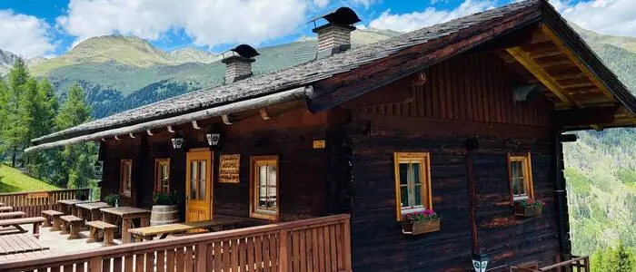 In der herrlichen Natur der Villgrater Berge liegt die Jausenstation Alpe Stalle auf knapp über 1700 Meter Höhe