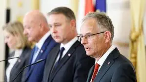 Nach monatelangem Feilschen einig: Außenministerin und Neos-Chefin Beate Meinl-Reisinger, Bundeskanzler Christian Stocker (ÖVP), Vizekanzler Andreas Babler (SPÖ) und Finanzminister Markus Marterbauer (SPÖ) 