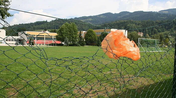 Weniger Geld gibt es in Wolfsberg auch für die Instandhaltung von Sportplätzen, wie etwa dem Fußballplatz Gries (Archivbild)