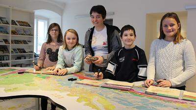 Wissenschaft macht Spaß! Antonia Weissenbacher bei einer Führung mit Schülern der Volksschule Gallizien im Infozentrum des Geoparks Karawanken